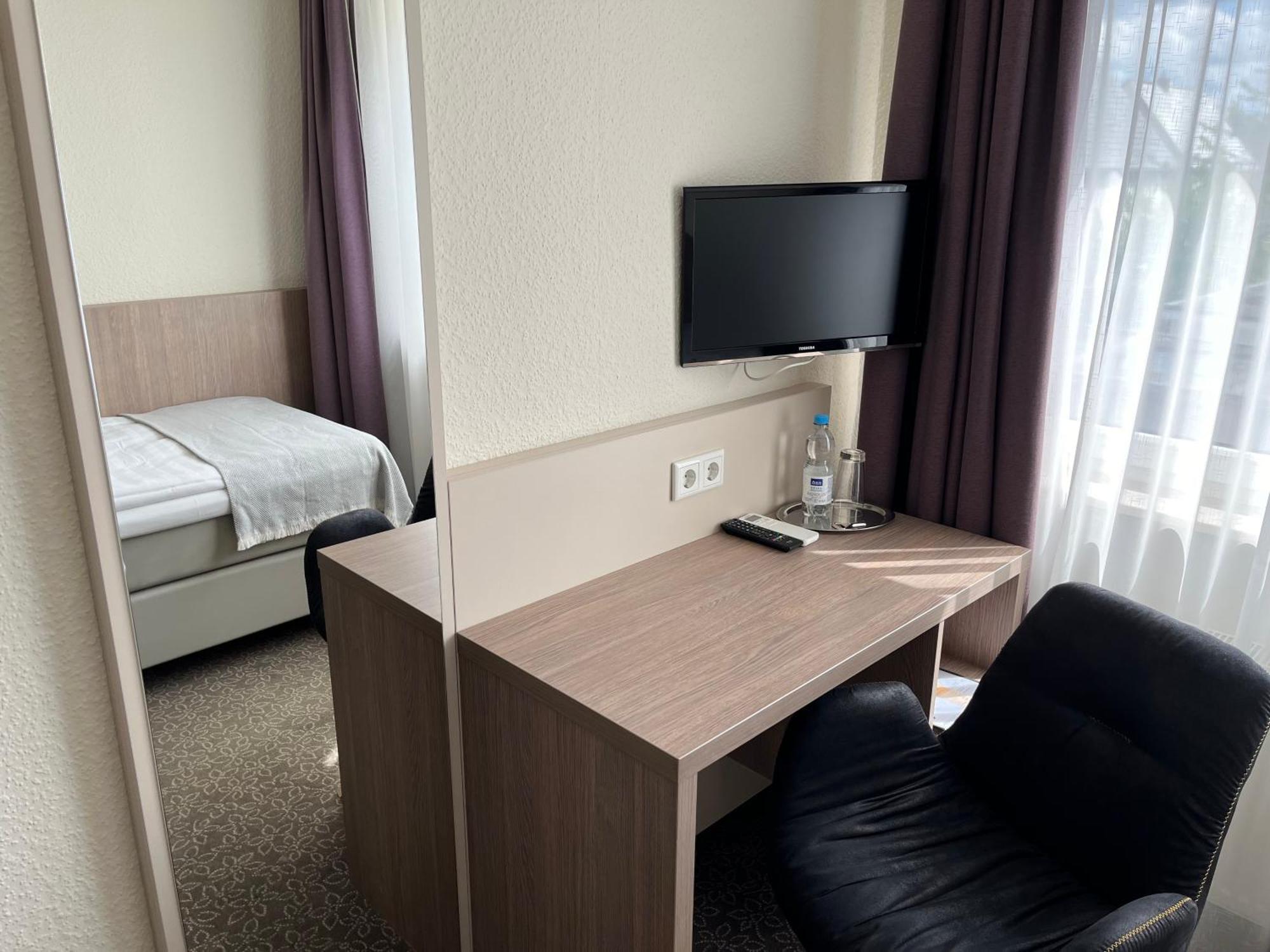 Hotel Zum Ritter Зелигенштадт Экстерьер фото