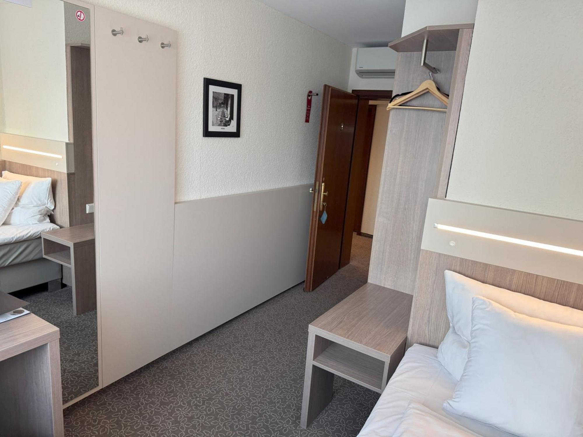 Hotel Zum Ritter Зелигенштадт Экстерьер фото