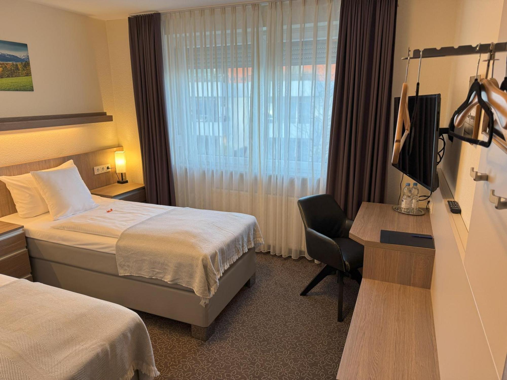 Hotel Zum Ritter Зелигенштадт Экстерьер фото