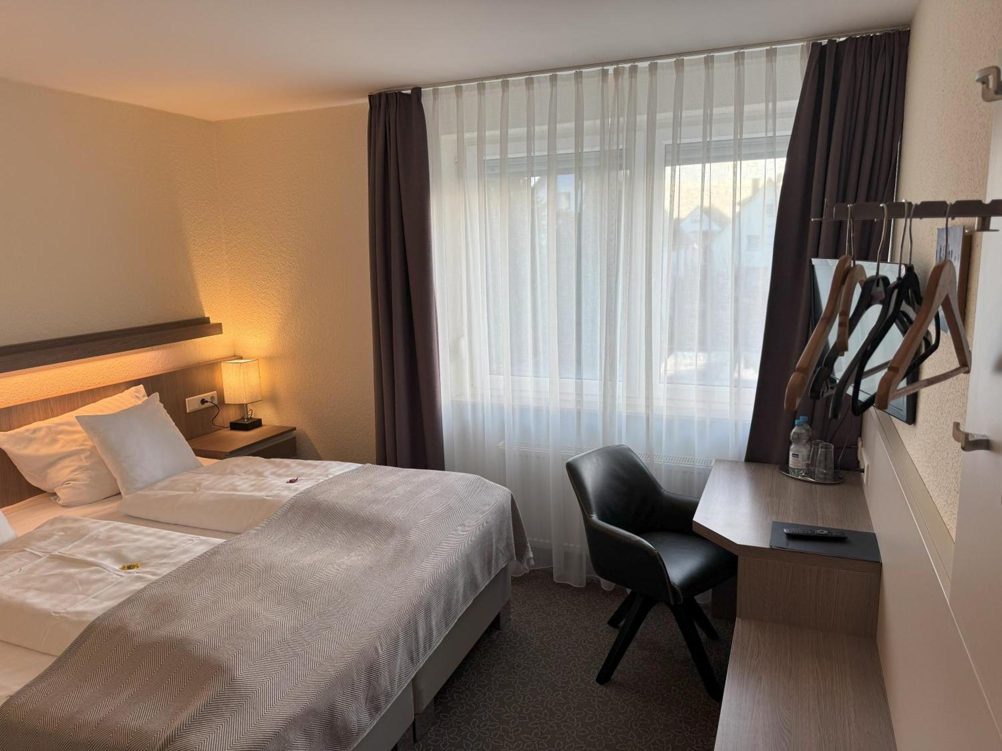 Hotel Zum Ritter Зелигенштадт Экстерьер фото